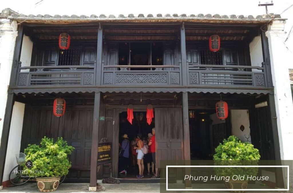 Phung Hung Old House has a two-story structure preserving the ancient culture of the local people
