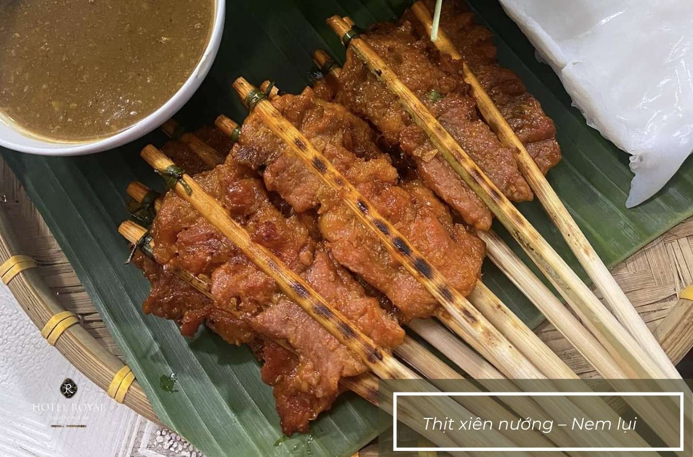 Thưởng thức xiên thịt nướng giữa lòng phố cổ Hội An