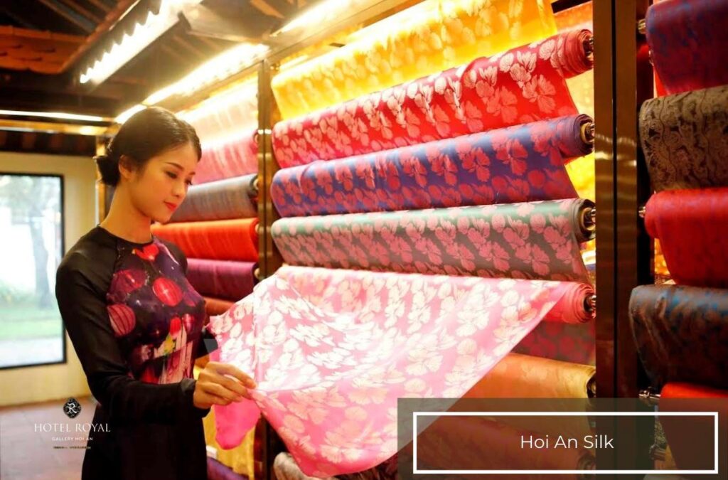 Lụa Hội An là món quà vô cùng ý nghĩa để dành tặng người thân
