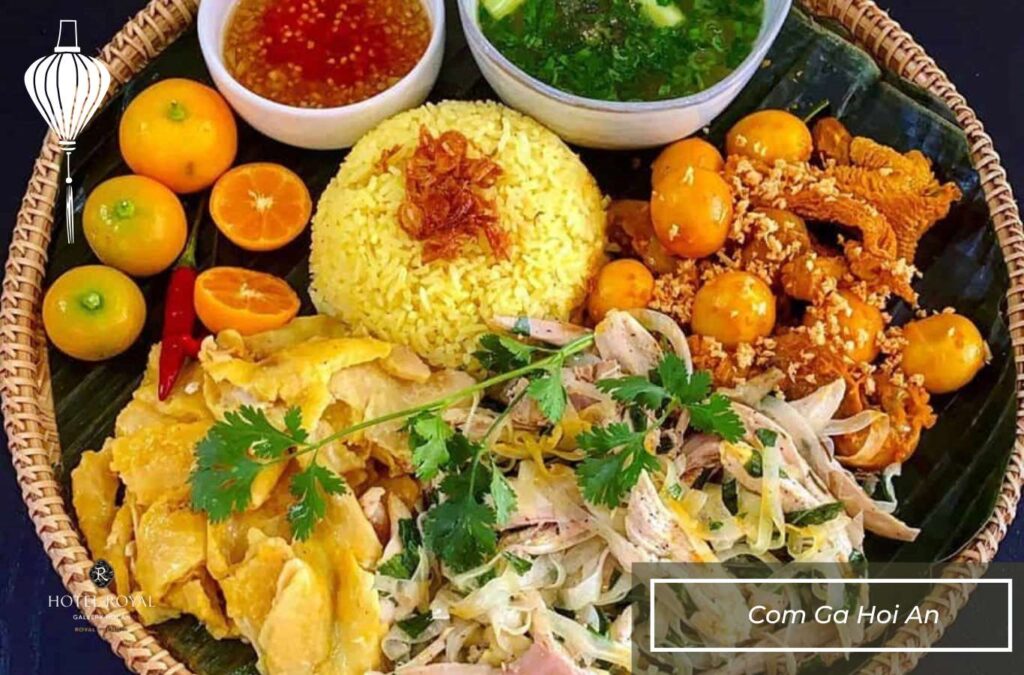 Com Ga has a sweet and fragrant taste from the chicken broth and the tender, aromatic rice.