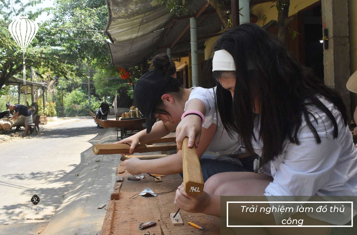 Du khách có thể tham gia trải nghiệm làm đồ gỗ thủ công tại làng.