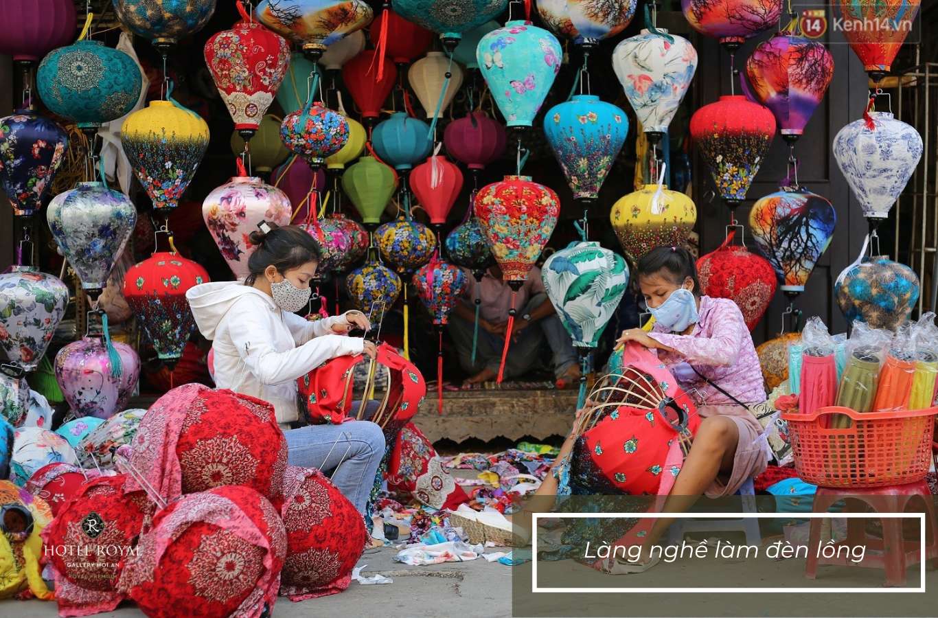 Tự tay làm những chiếc lồng đèn lồng tại làng nghề