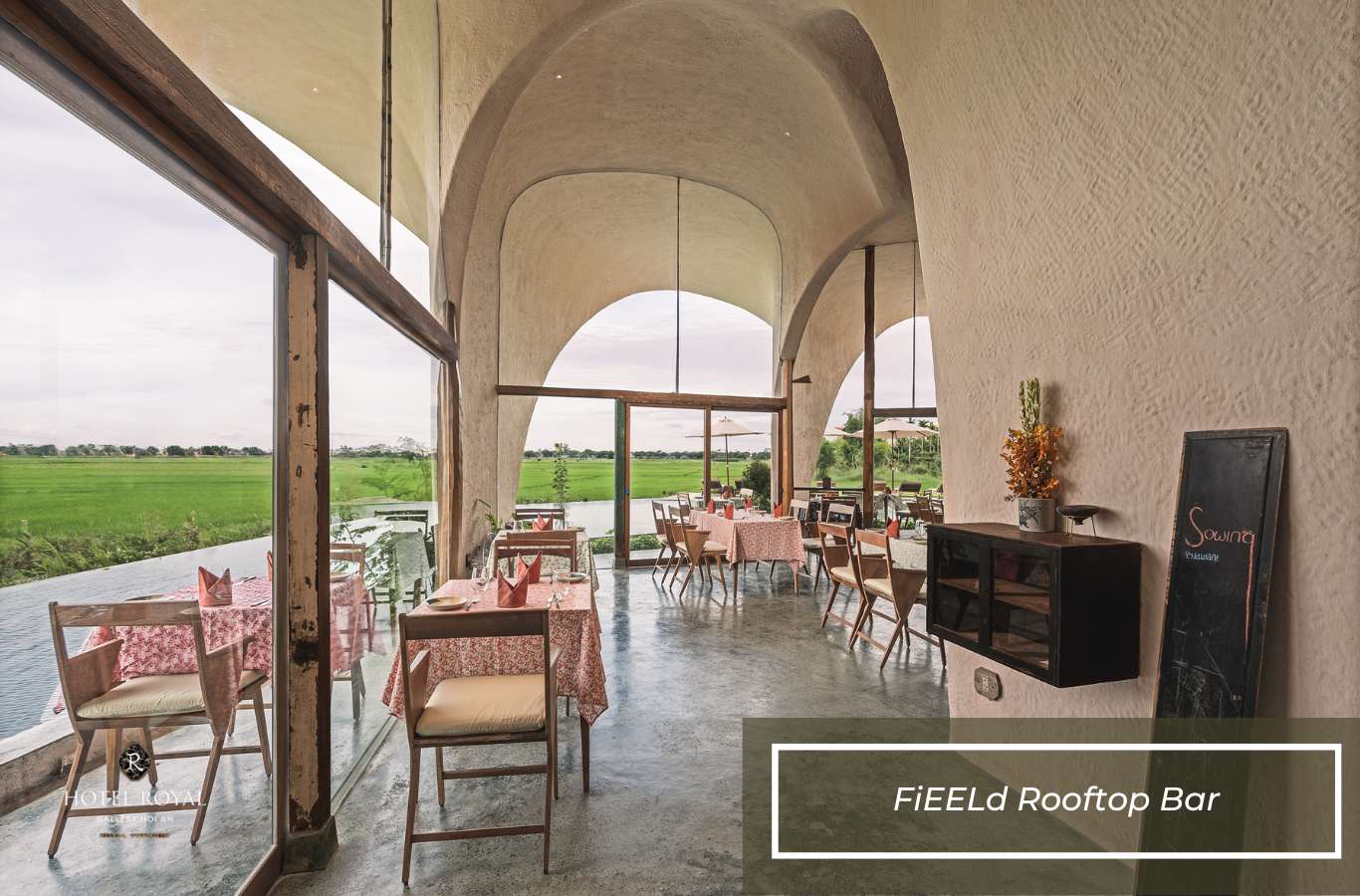 Không gian yên bình với cánh đồng cỏ ngay trước mắt tại FiEELd Rooftop Bar