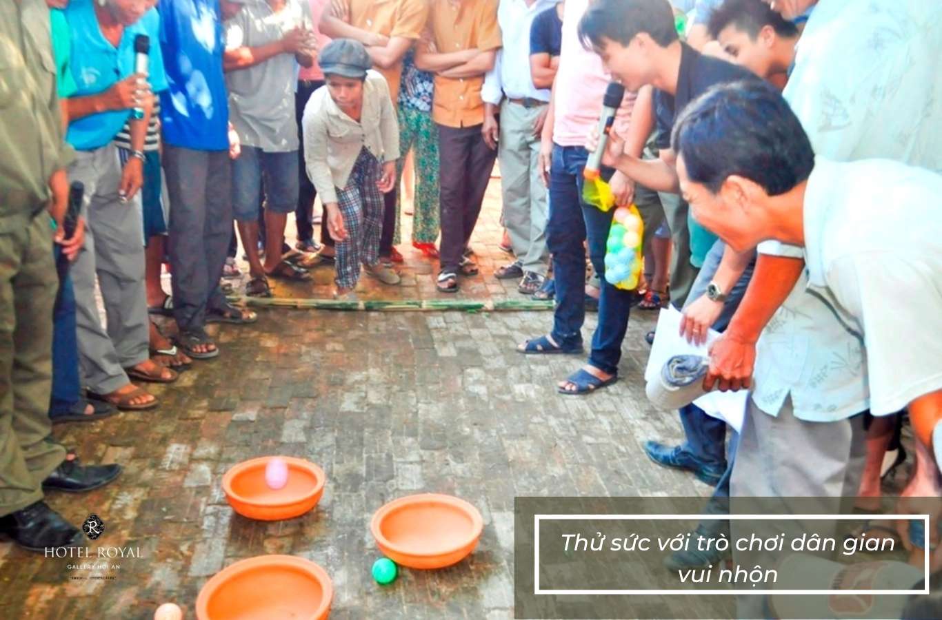 Thử sức với trò chơi dân gian vui nhộn tại làng gồm Thanh Hà