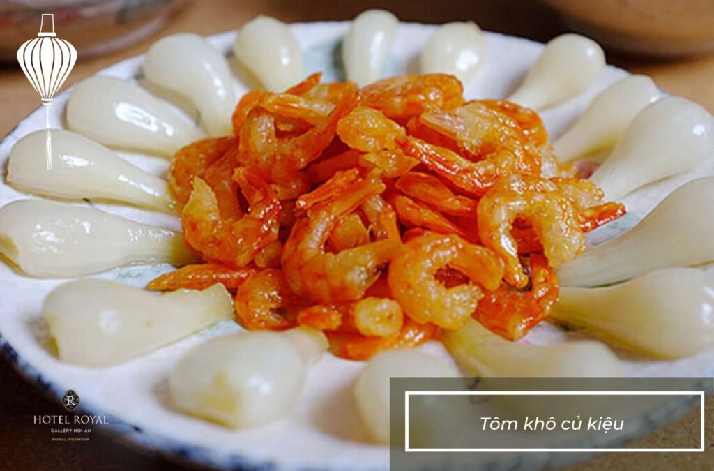 Dried shrimp with pickled scallions is usually served with banh chung, banh tet, or braised meat dishes