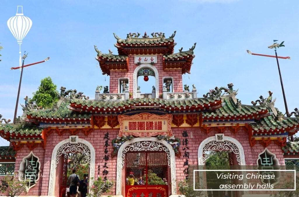 Visiting Chinese assembly halls during the Tet season
